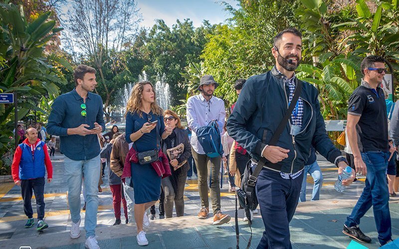 Guías oficialmente habilitados de Tour Marbella guiando a un grupo por Marbella